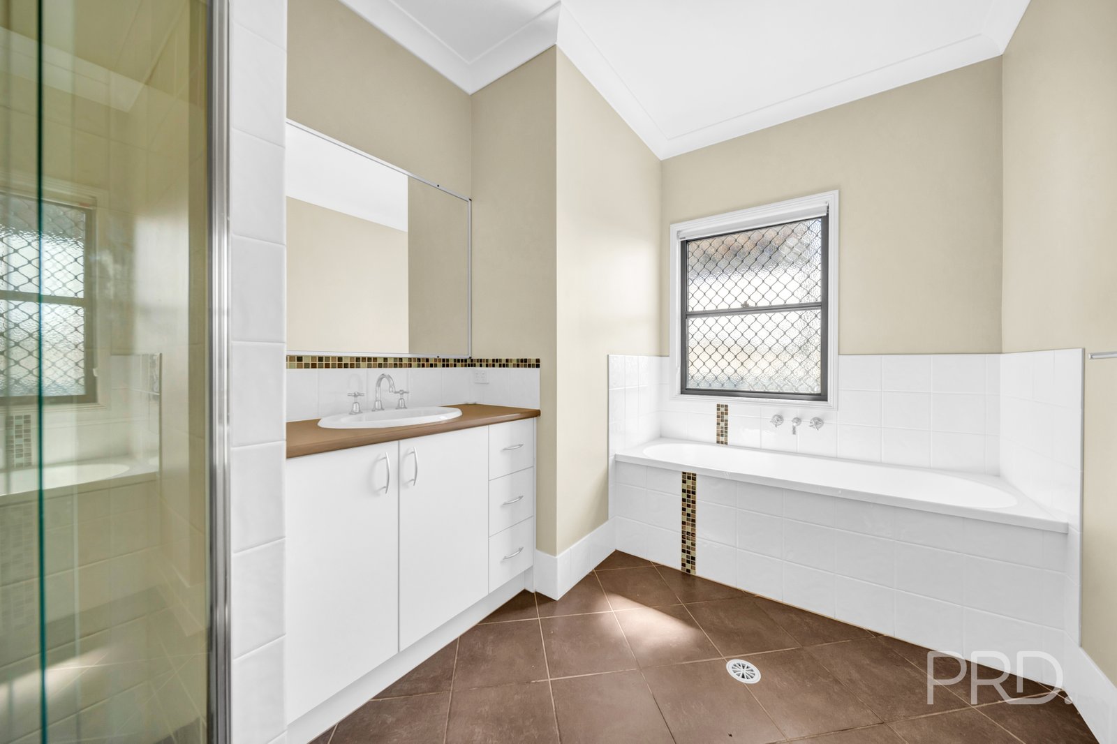 8 HUNTLY Place REDLAND BAY 32