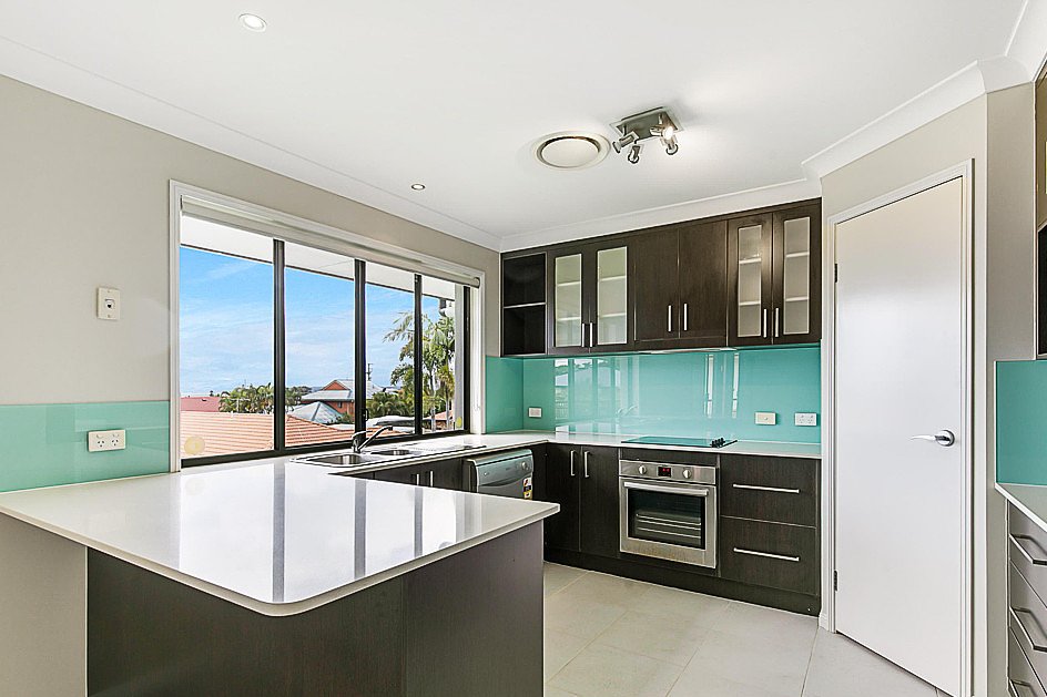 8 HUNTLY Place REDLAND BAY 2