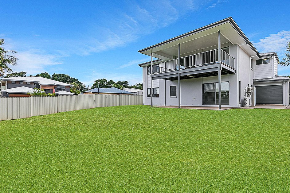 8 HUNTLY Place REDLAND BAY 4