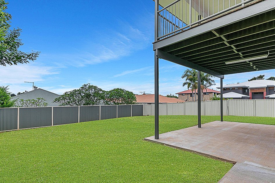 8 HUNTLY Place REDLAND BAY 5