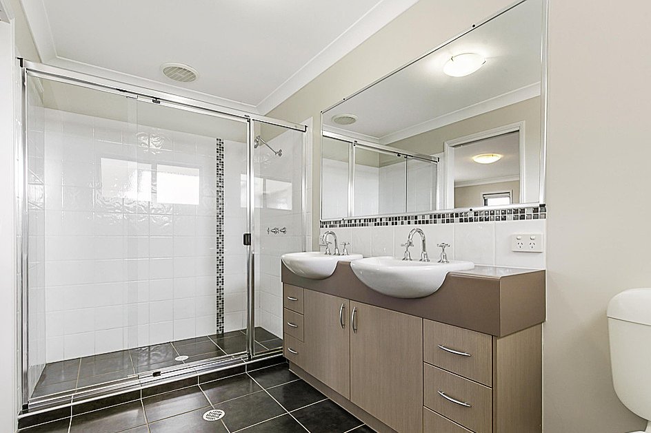 8 HUNTLY Place REDLAND BAY 10