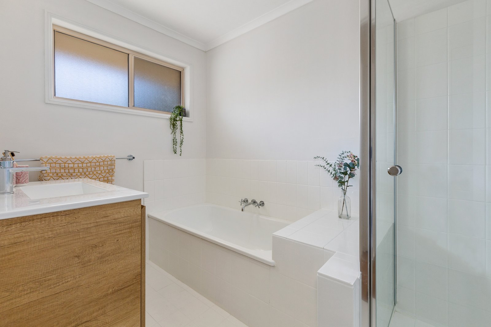 8 Inverness Court BANORA POINT 16