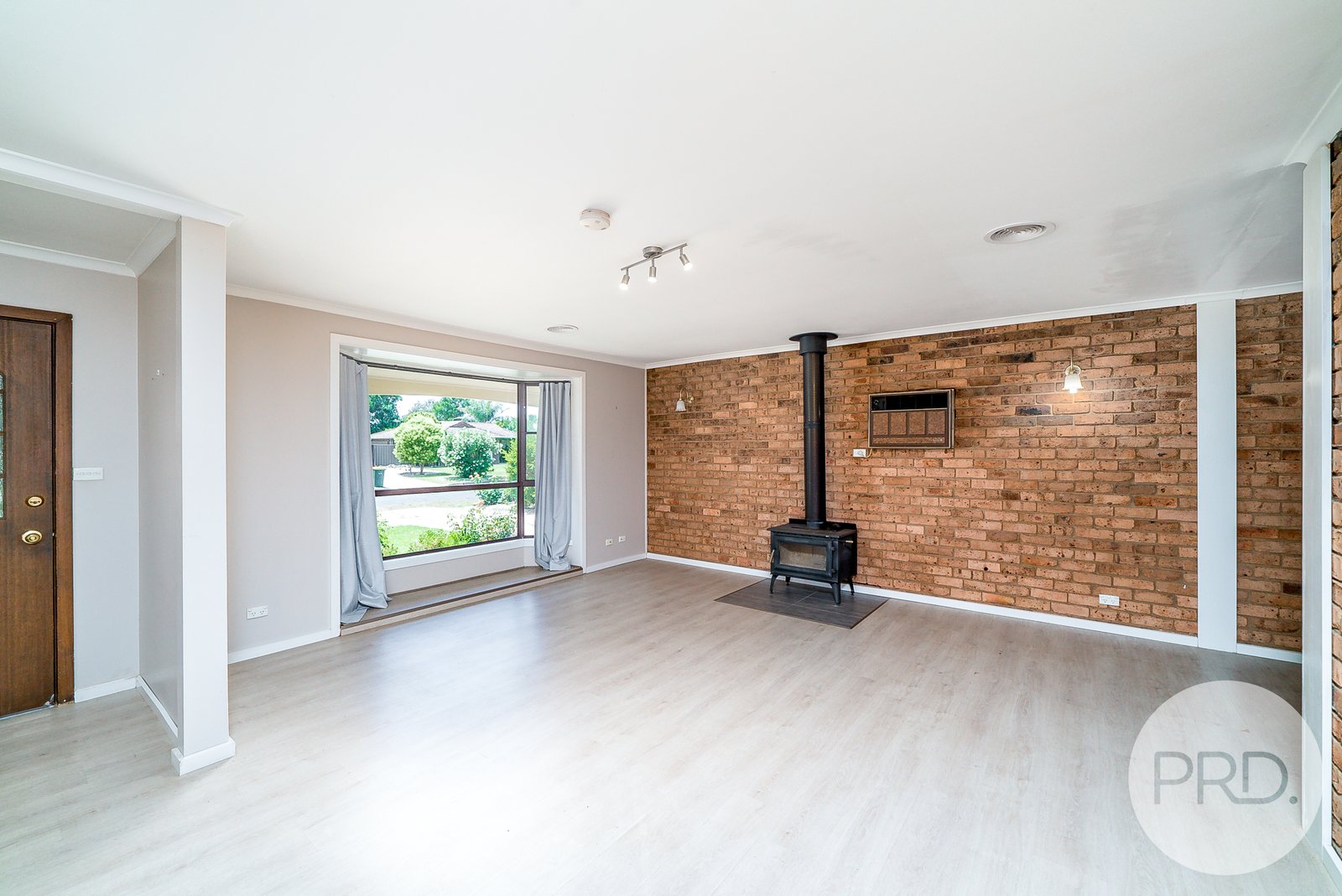 8 Jasmin Crescent LAKE ALBERT 2