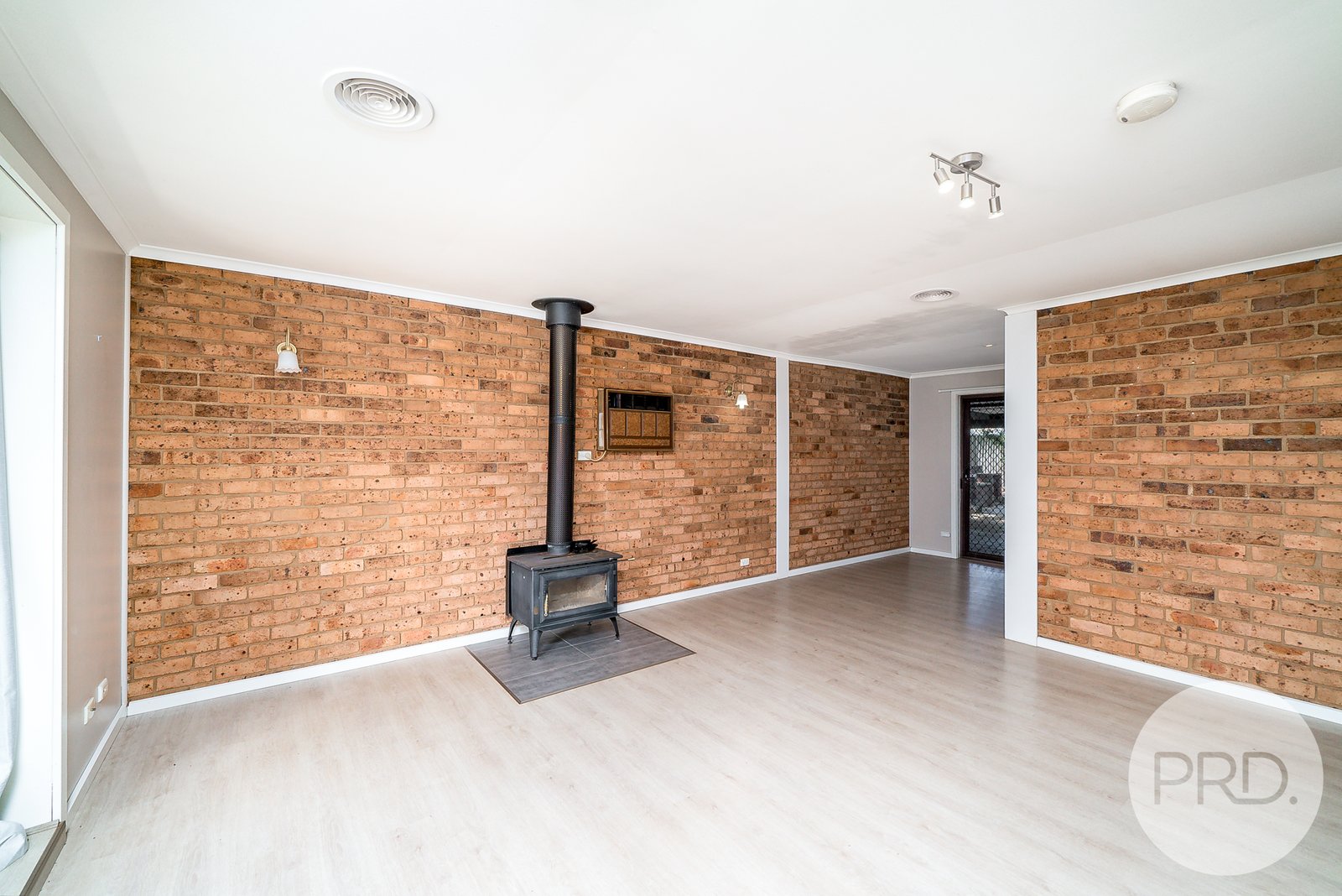 8 Jasmin Crescent LAKE ALBERT 3