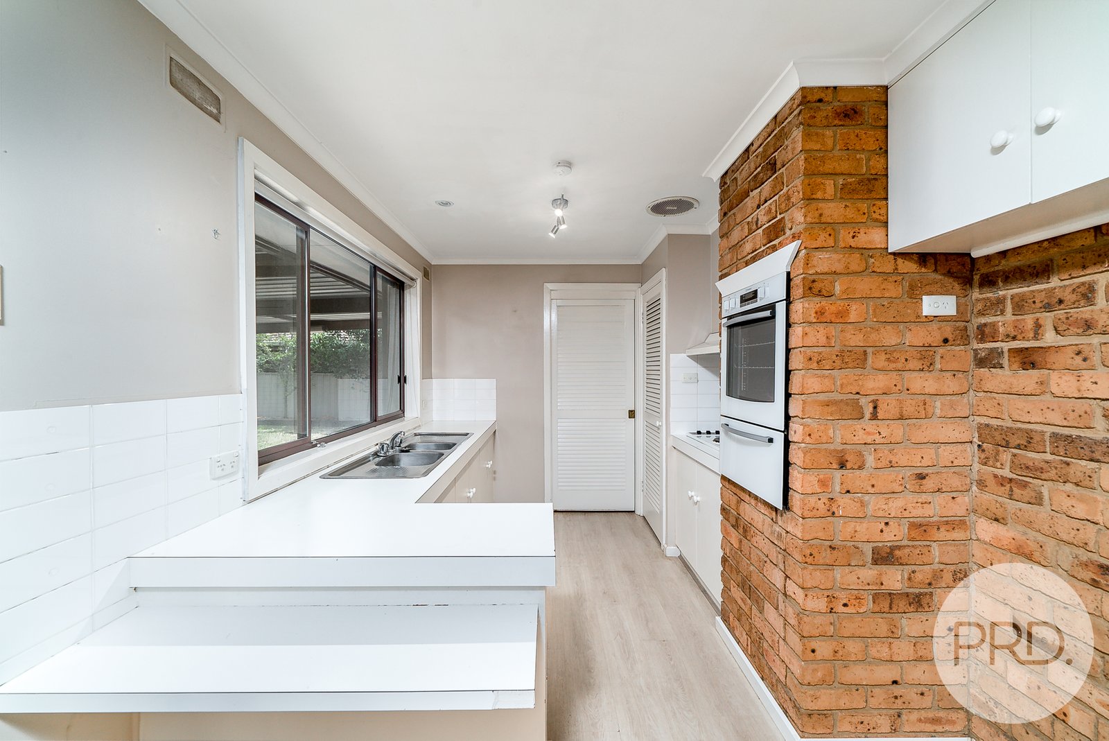 8 Jasmin Crescent LAKE ALBERT 5