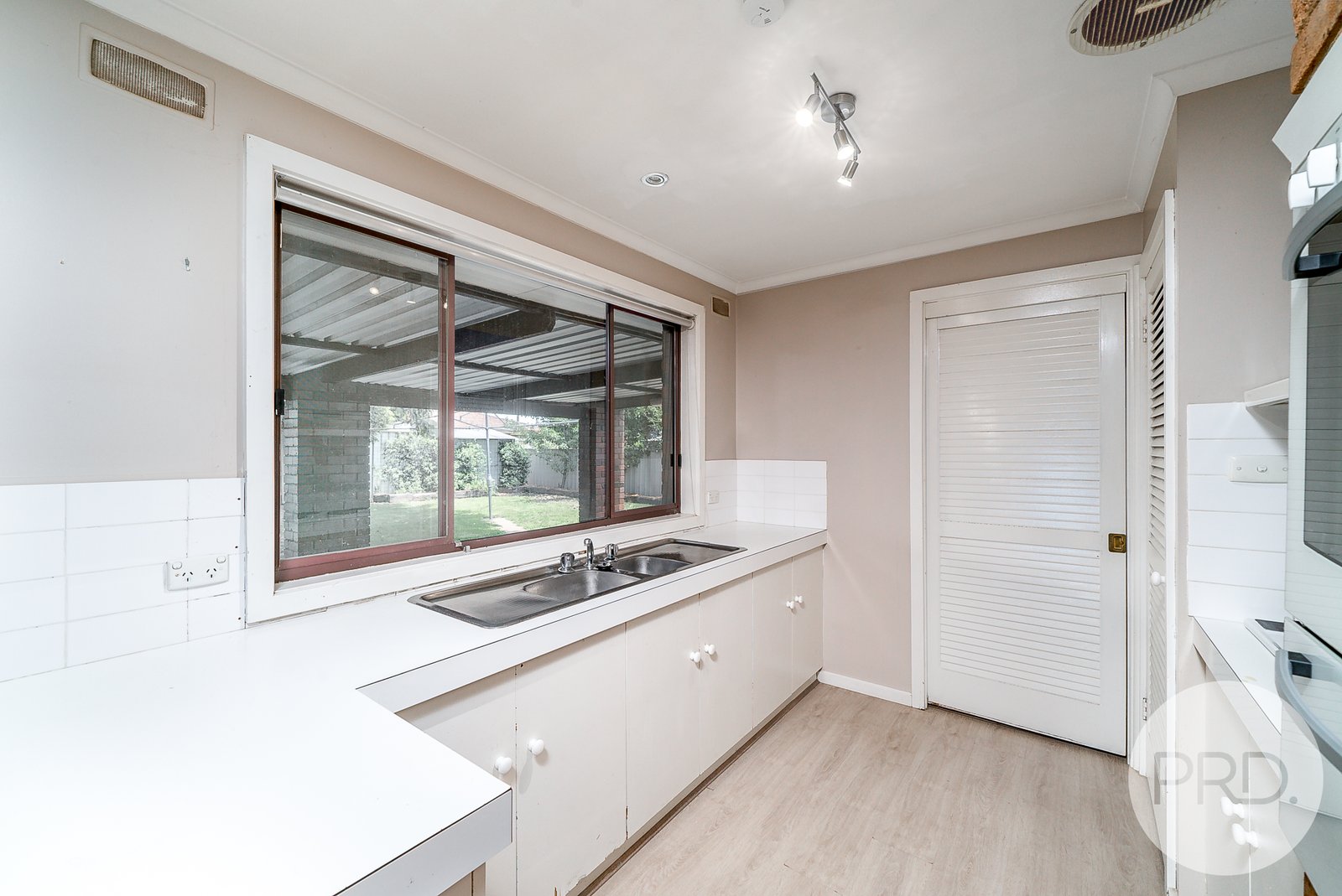 8 Jasmin Crescent LAKE ALBERT 6