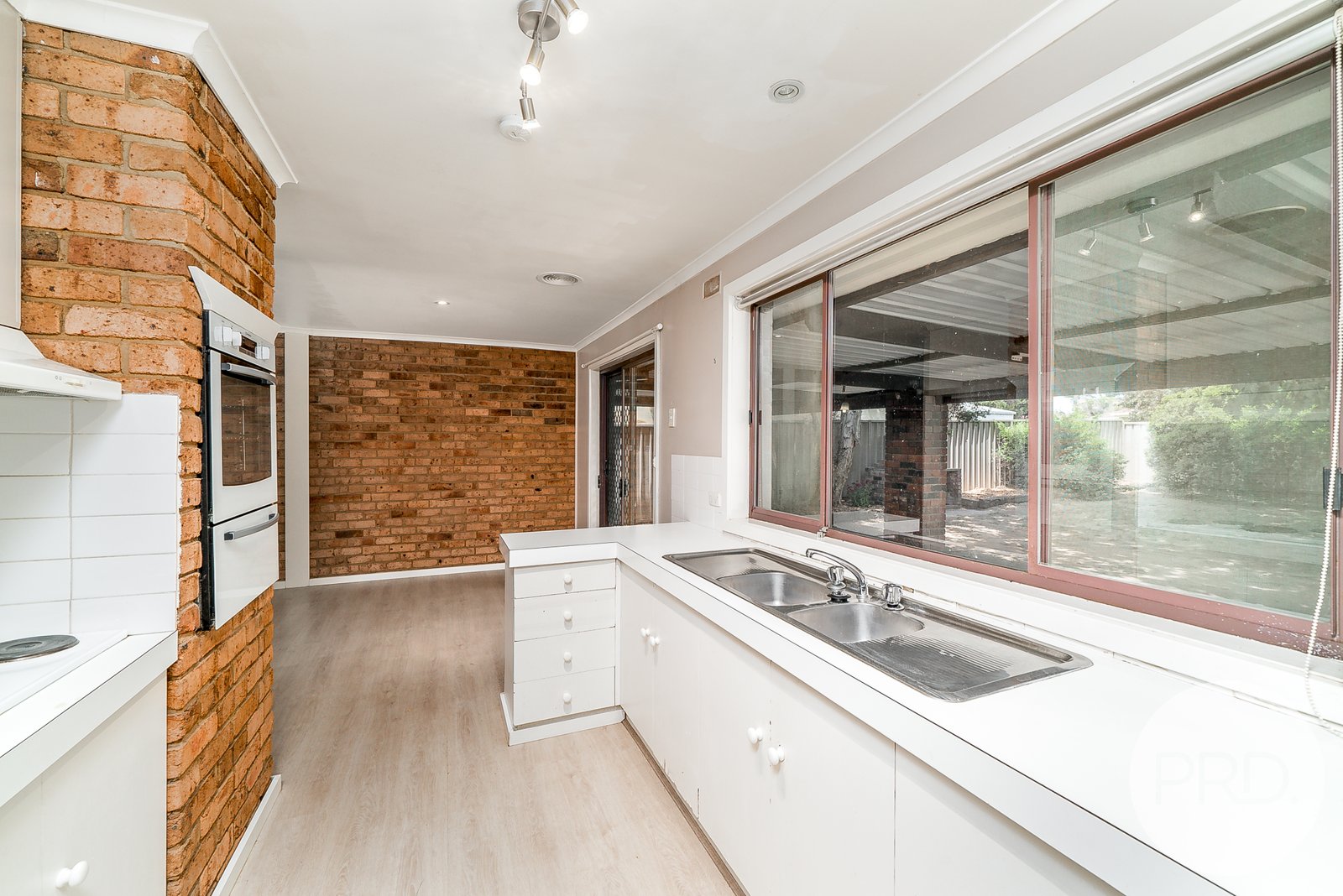 8 Jasmin Crescent LAKE ALBERT 7