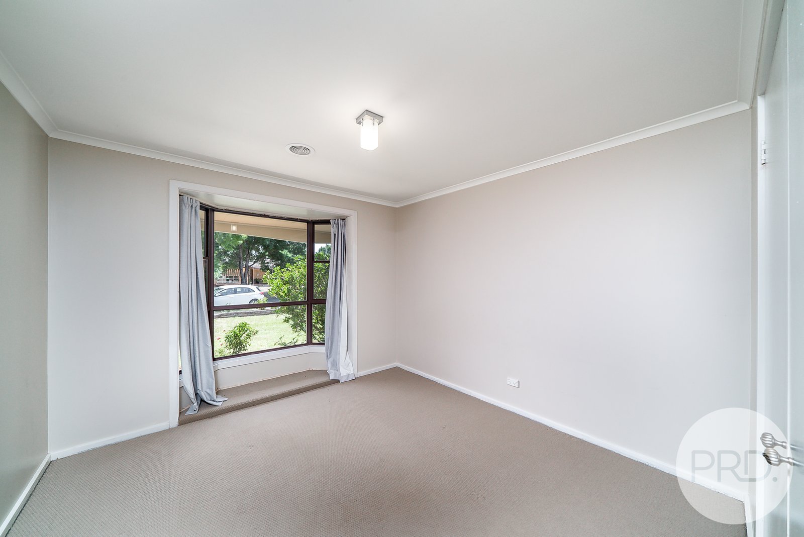 8 Jasmin Crescent LAKE ALBERT 9