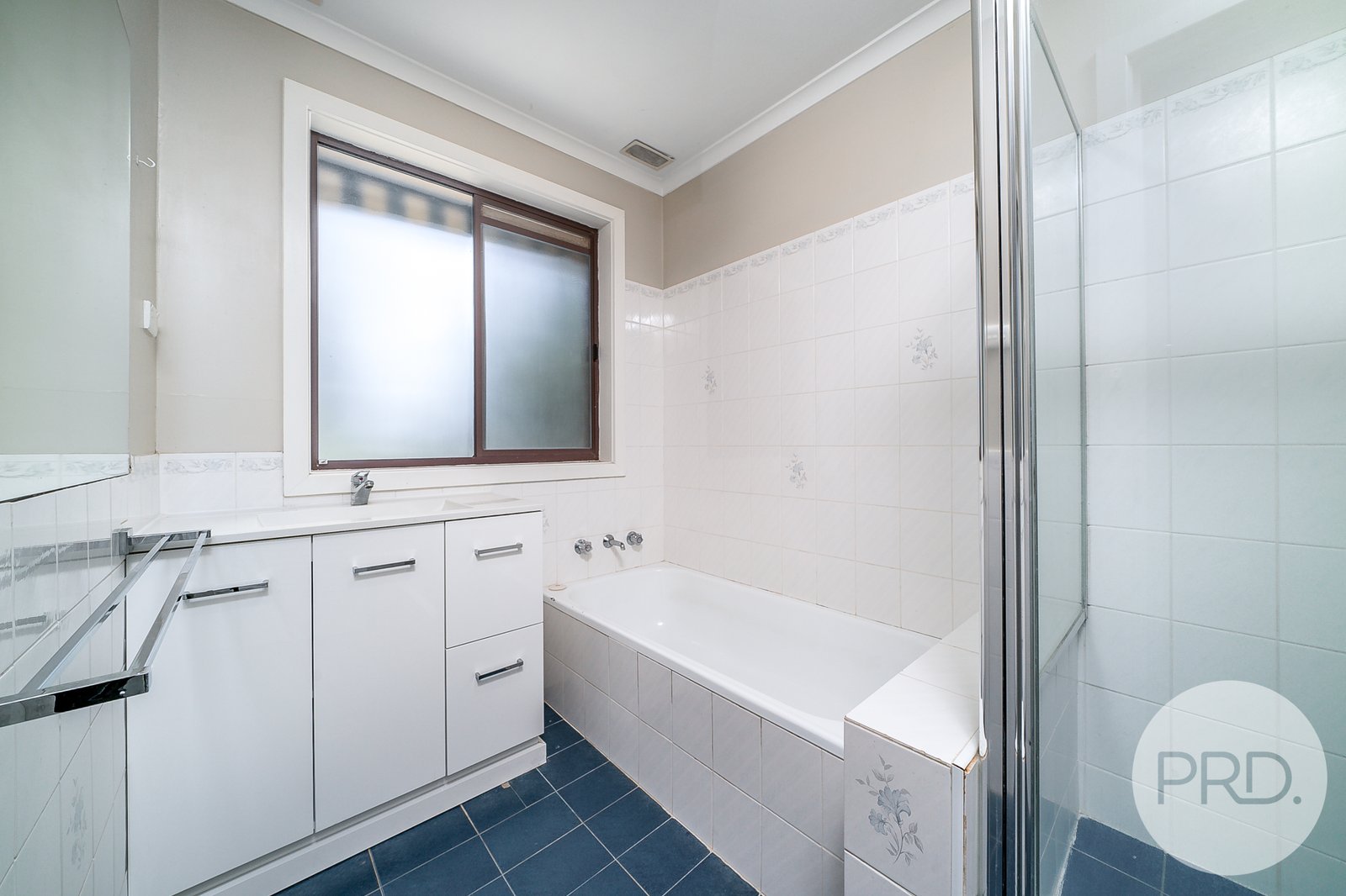 8 Jasmin Crescent LAKE ALBERT 11