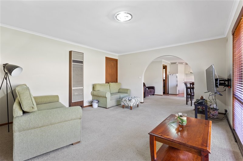8 Jeffrey Avenue FLORA HILL 4