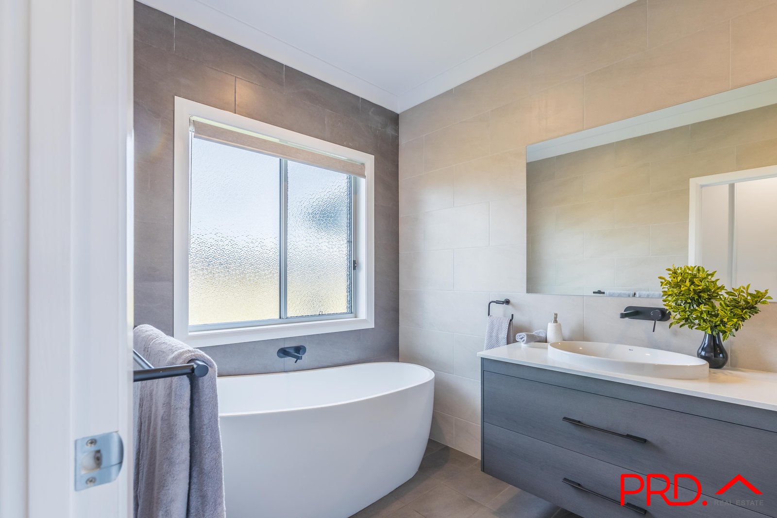 8 Jubata Drive TAMWORTH 23