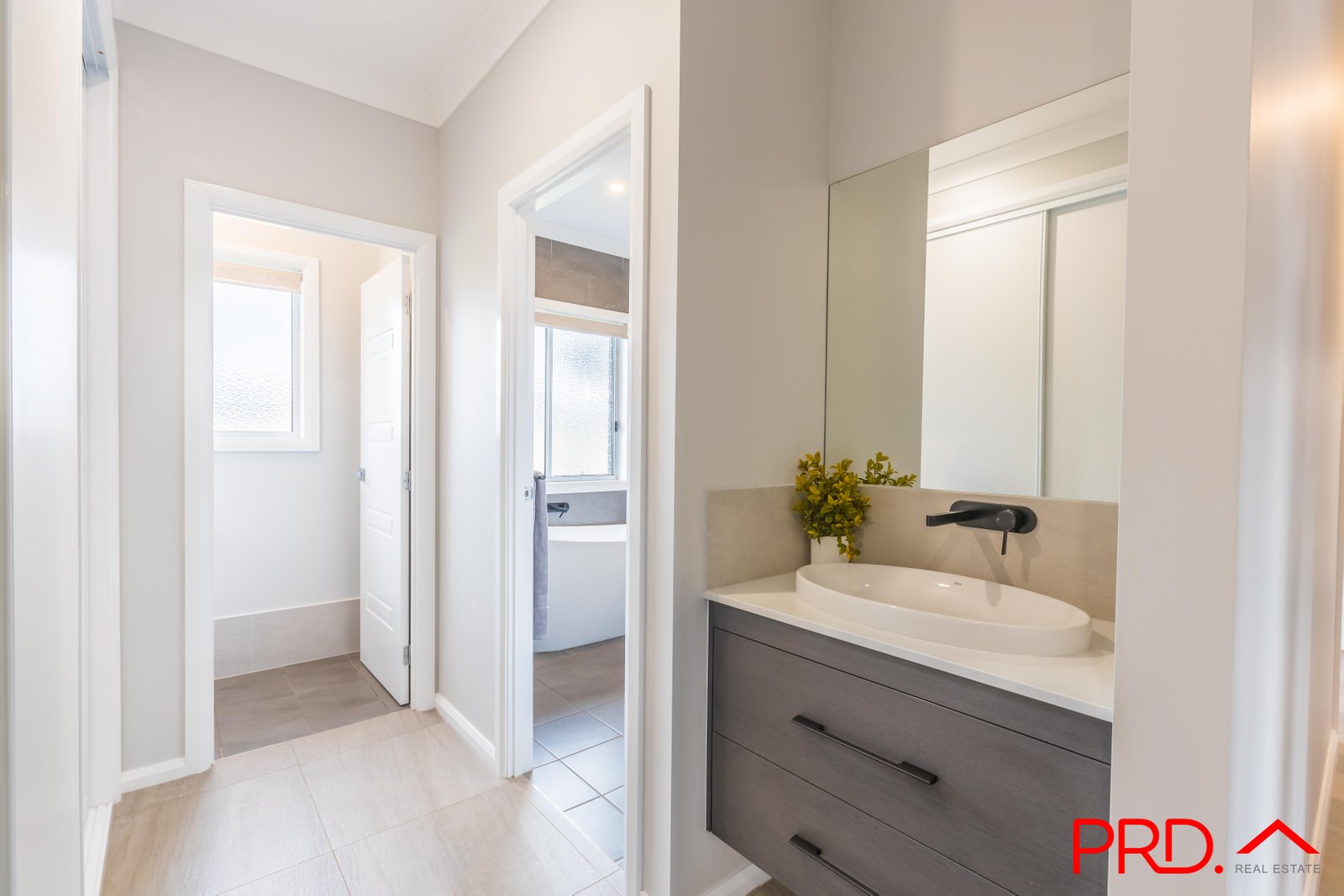 8 Jubata Drive TAMWORTH 24