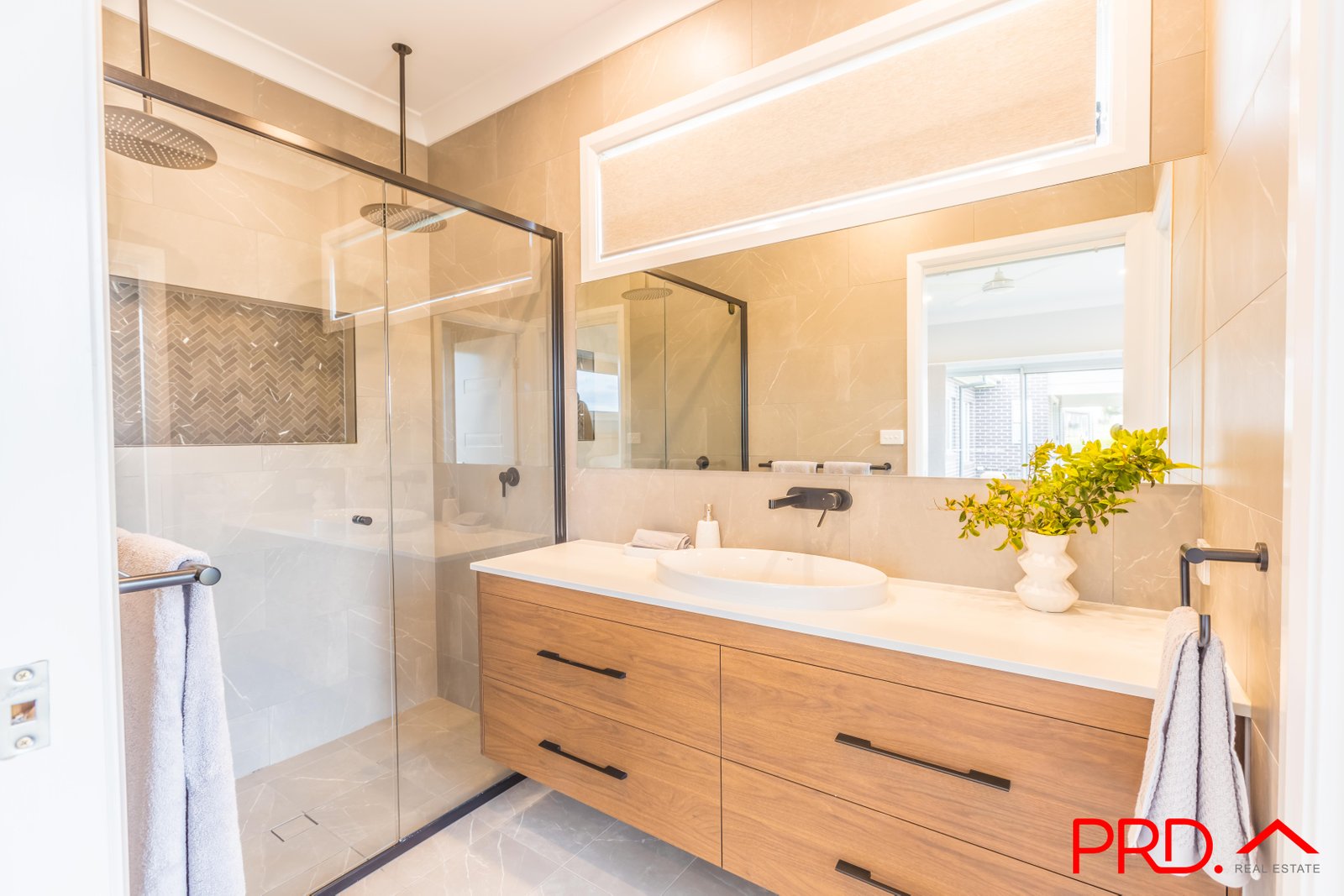 8 Jubata Drive TAMWORTH 27