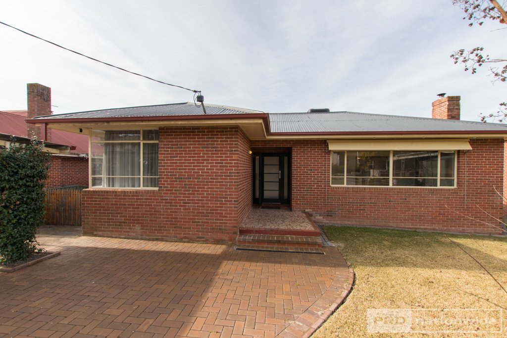 8 Kirk Avenue TUMUT 19