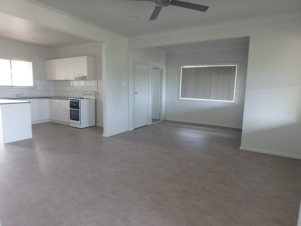 8 Lake Street LAURIETON 2