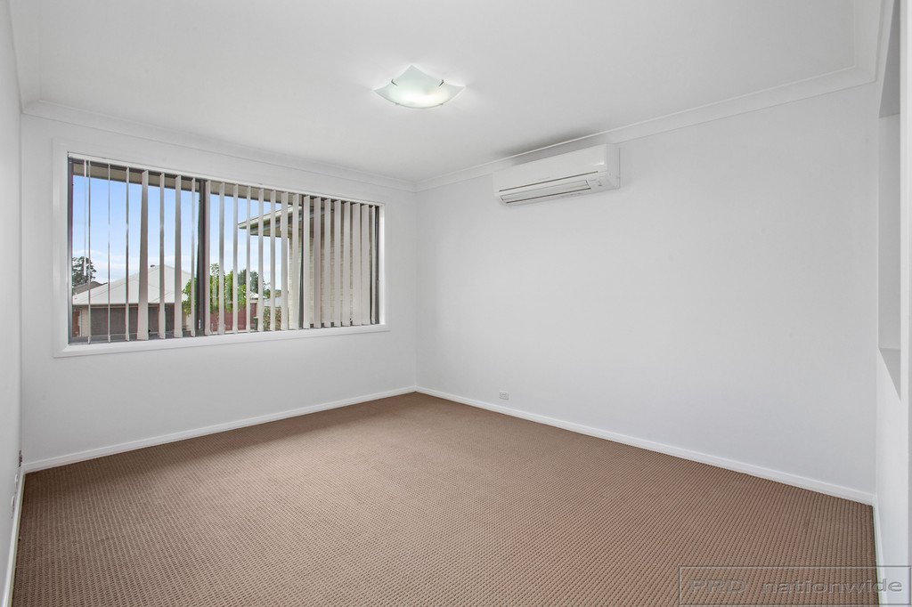 8 Lapwing Street ABERGLASSLYN 4