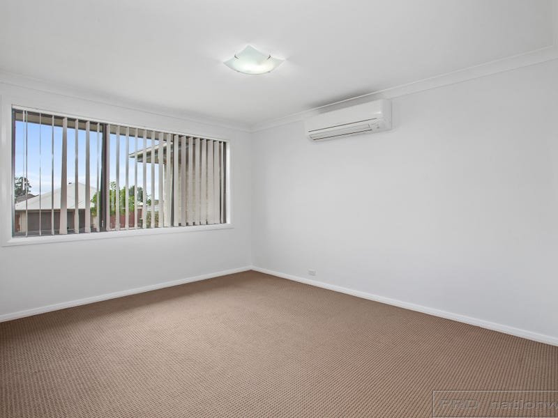 8 Lapwing Street ABERGLASSLYN 4