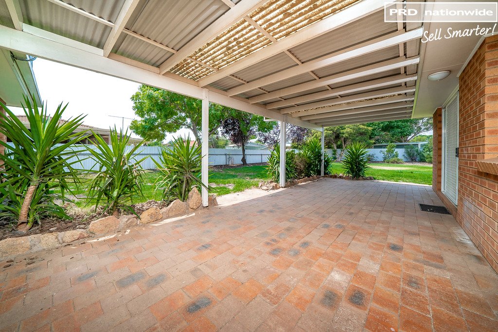 8 Magnolia Parade LAKE ALBERT 8