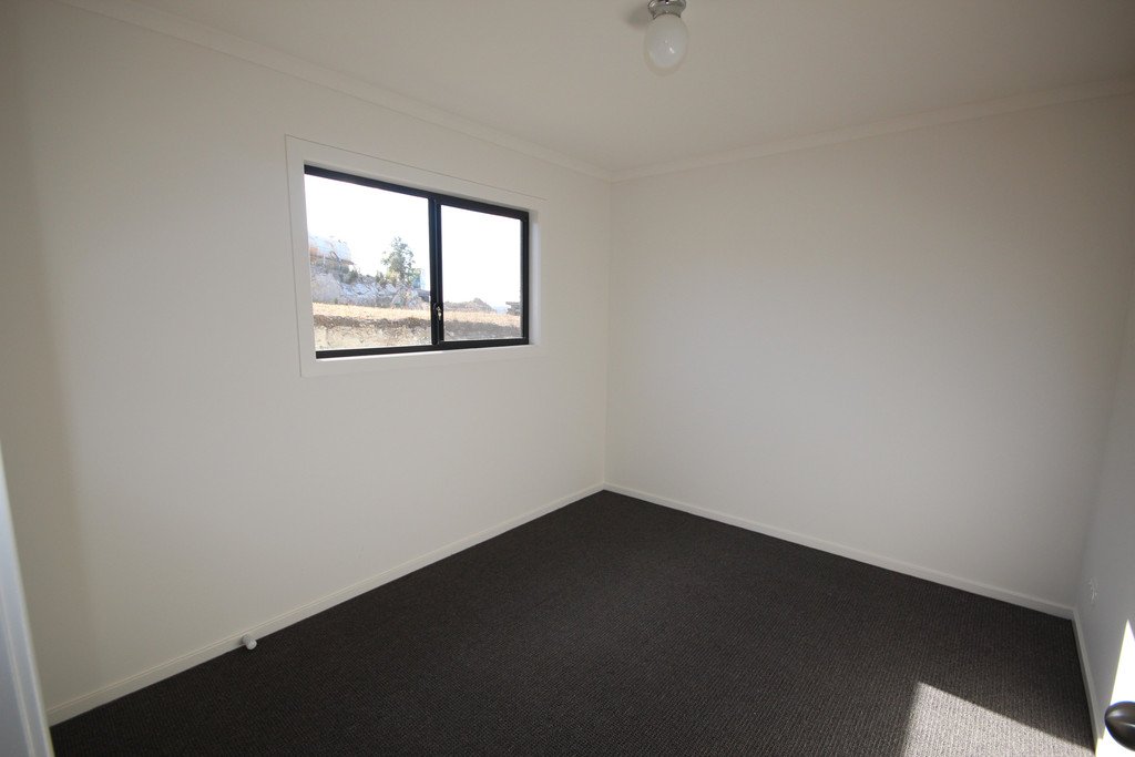 8 McGill Rise CLAREMONT 9