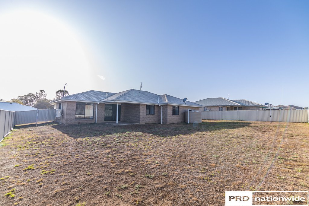 8 McKinlay Place TAMWORTH 11