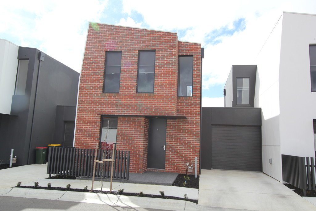 8 Monteith Place LAKE WENDOUREE 1