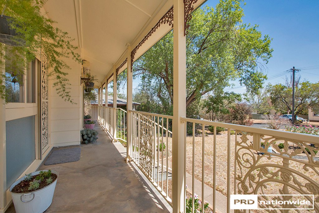 8 Mountview Crescent TAMWORTH 2