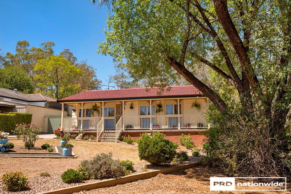 8 Mountview Crescent TAMWORTH 5
