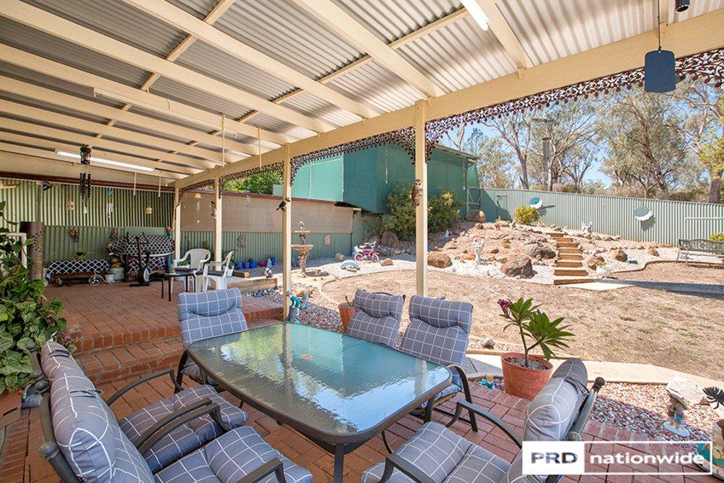 8 Mountview Crescent TAMWORTH 9