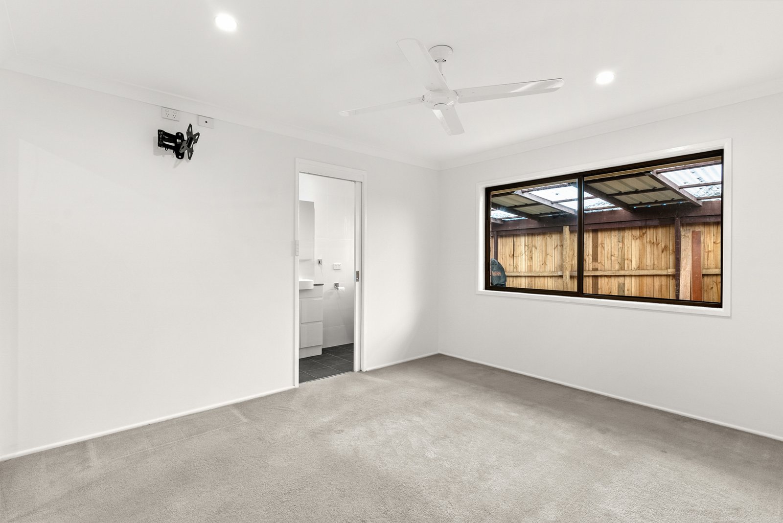 8 Mundurra Avenue OCEAN SHORES 8