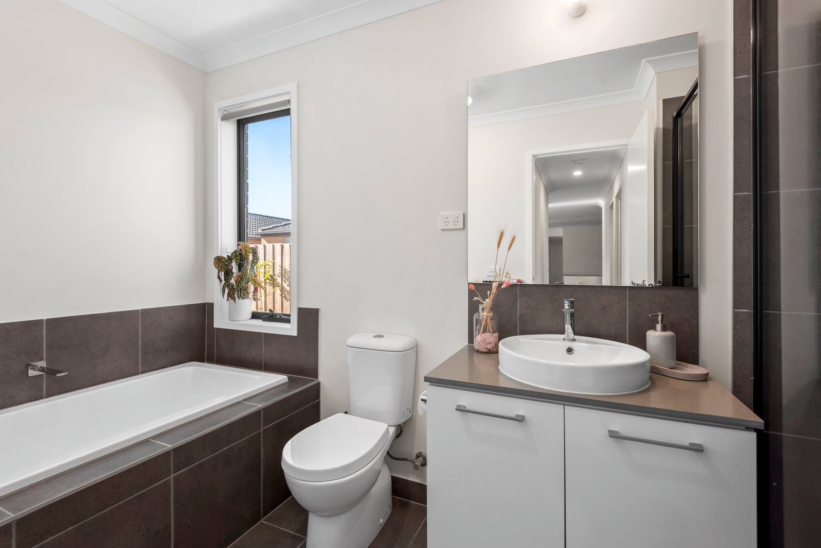 Real Estate and Property in 8 Myna Way, Armstrong Creek, VIC