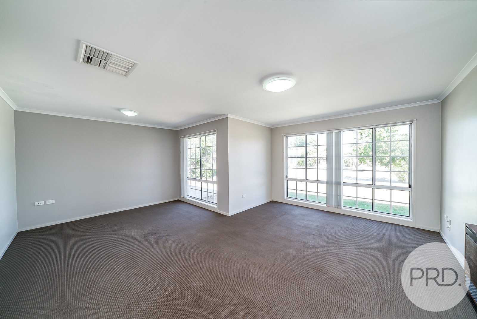 8 Nicholi Crescent LAKE ALBERT 3