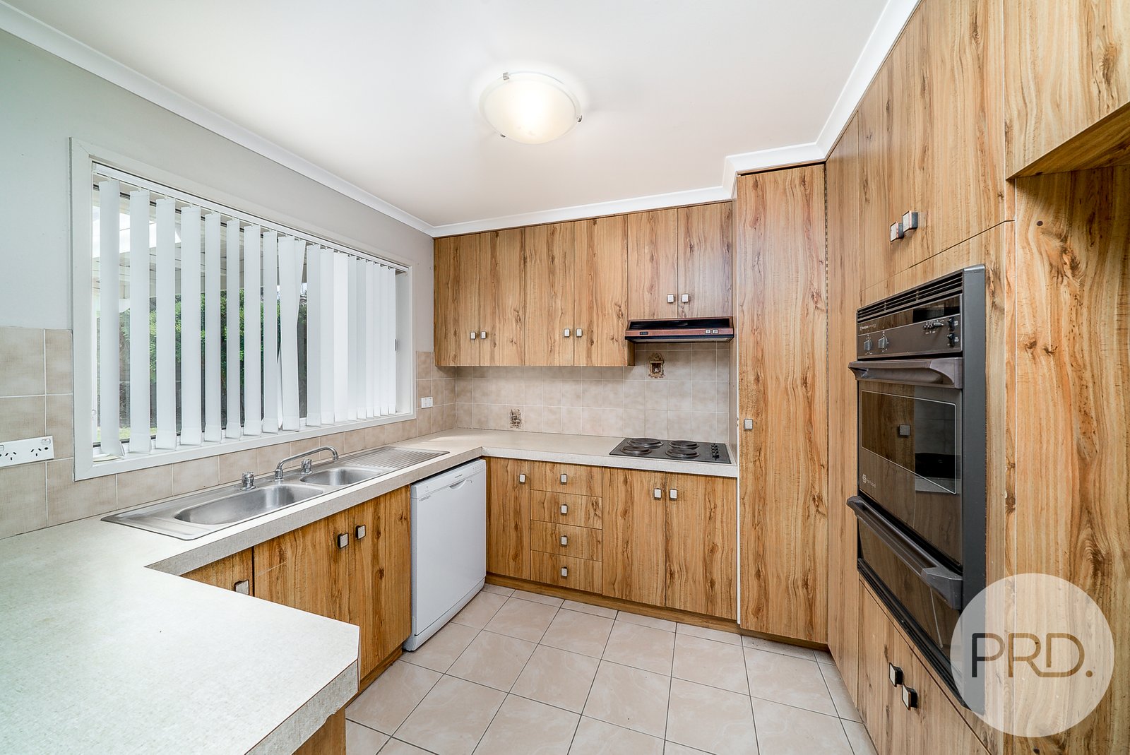 8 Nicholi Crescent LAKE ALBERT 5