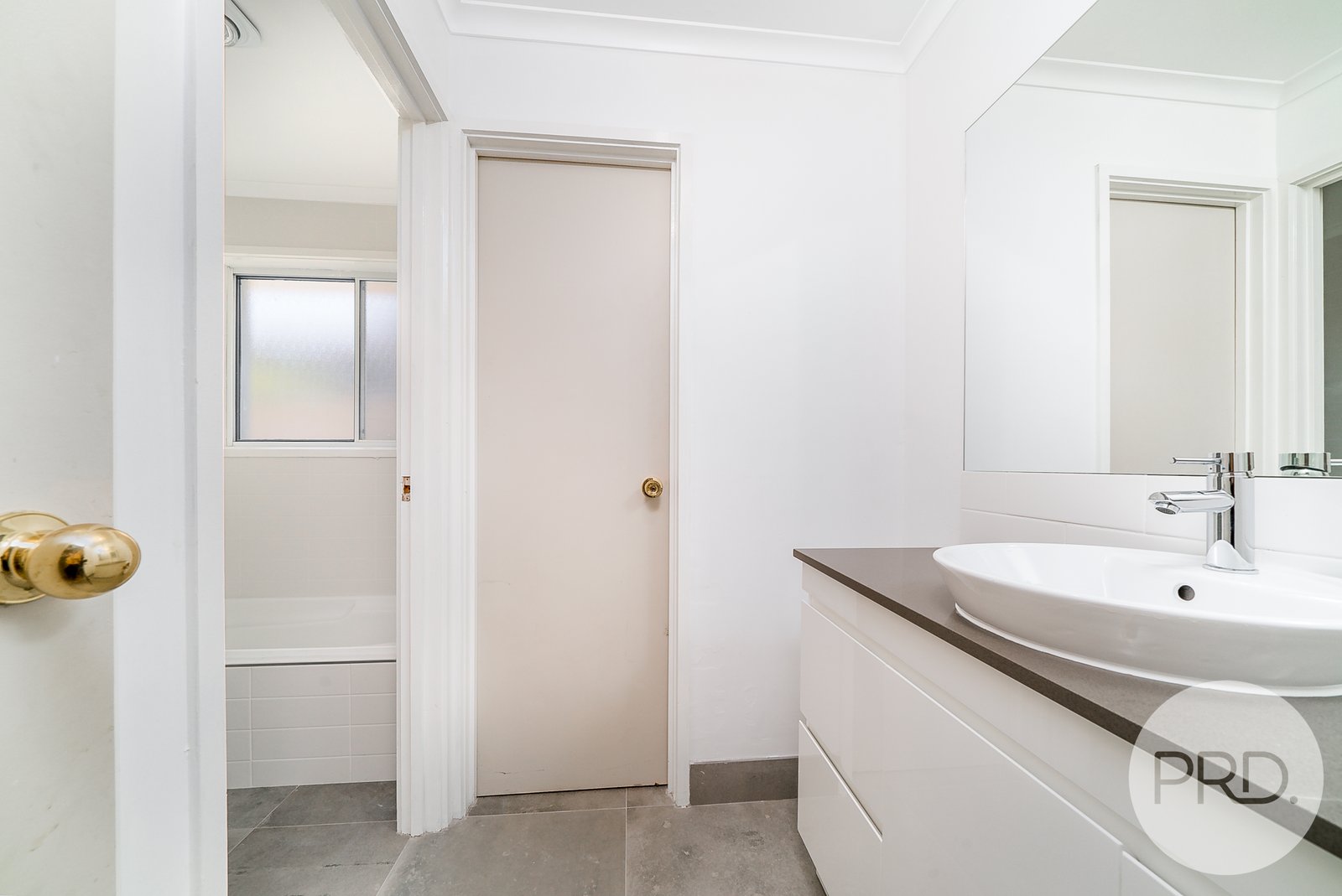 8 Nicholi Crescent LAKE ALBERT 11