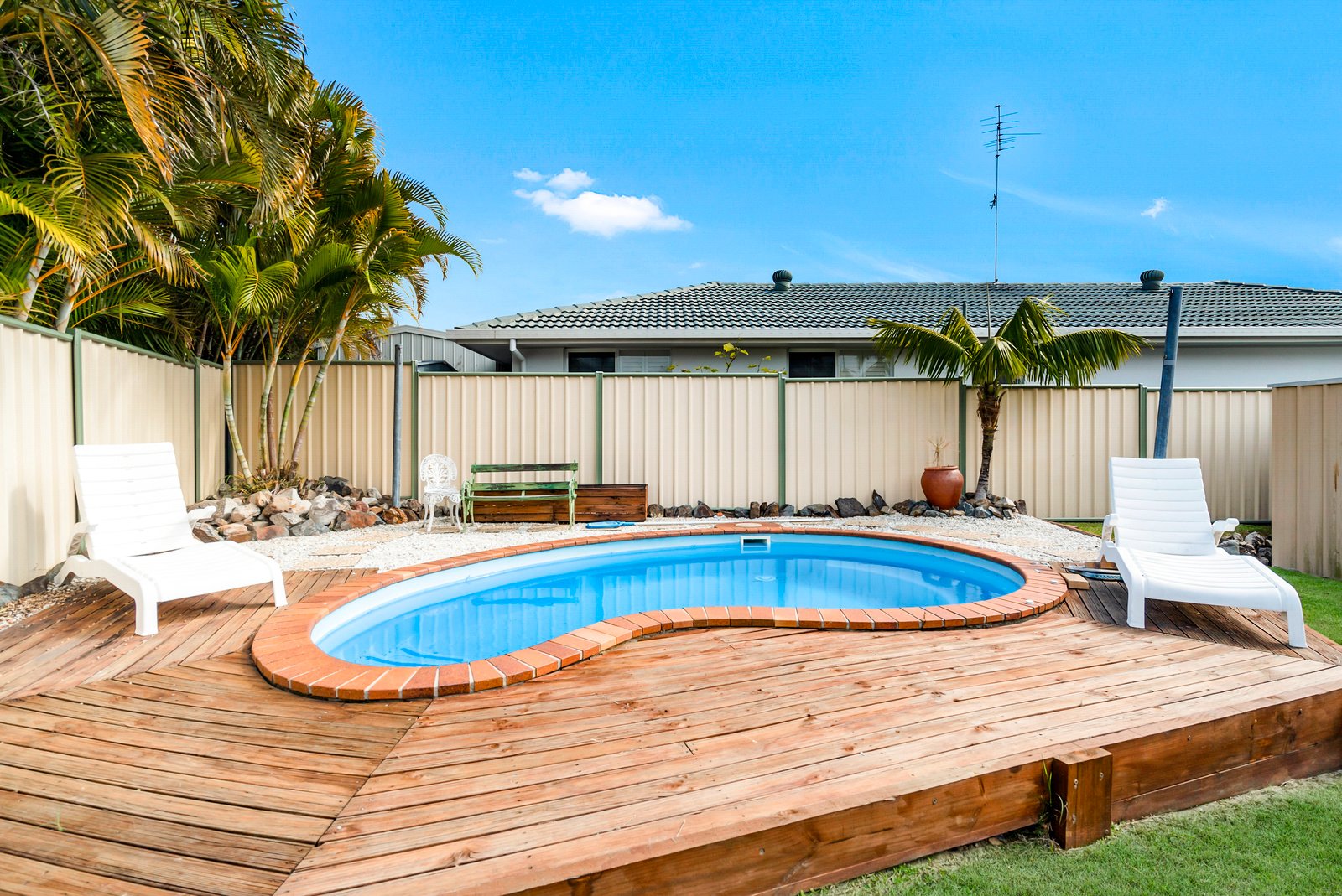 8 Oakland Court BURLEIGH WATERS 2