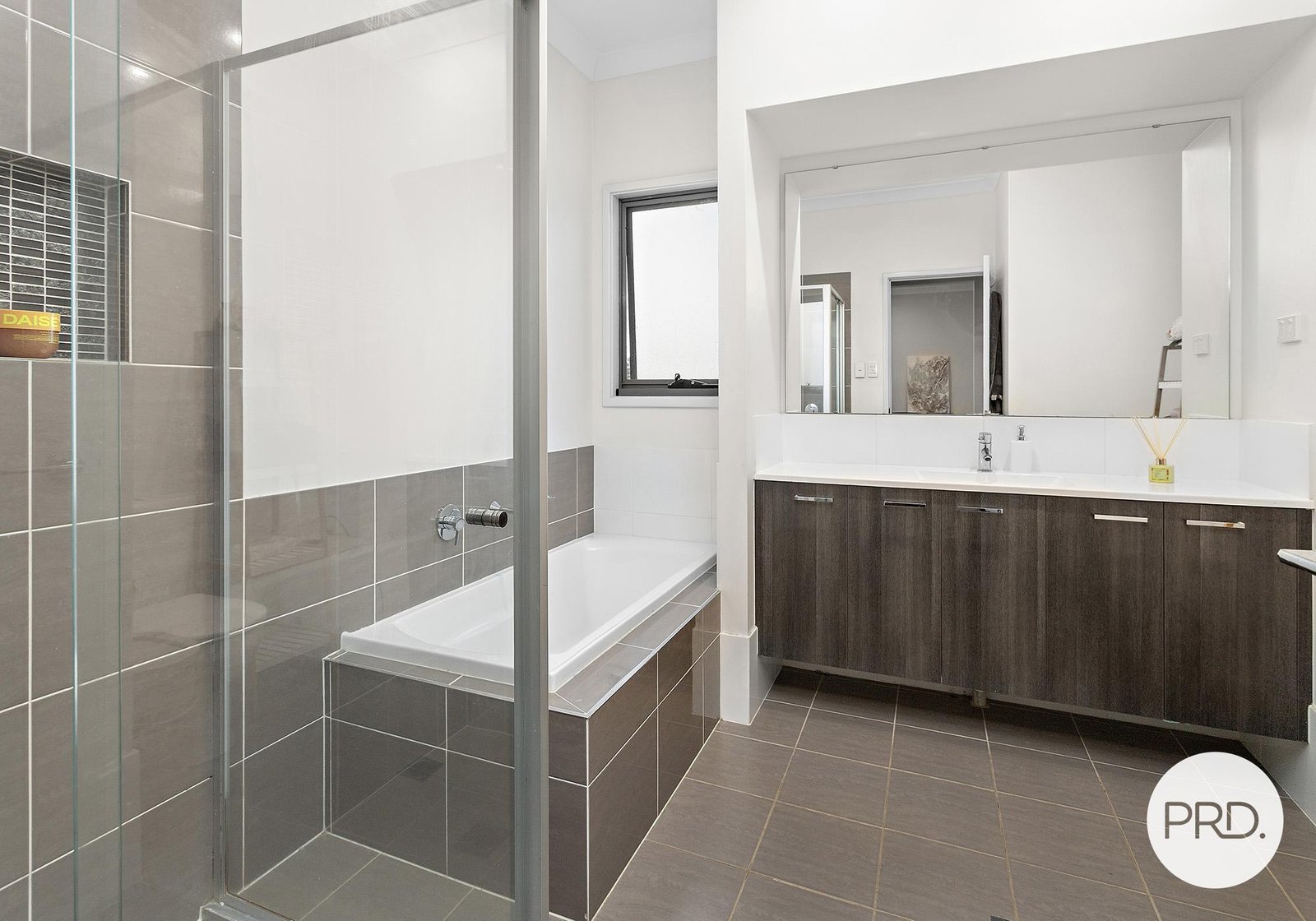 8 Omaroo Place HORSLEY 5