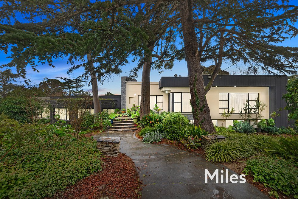 8 Outlook Drive, Eaglemont 4 bed, 2 bath House for Sale