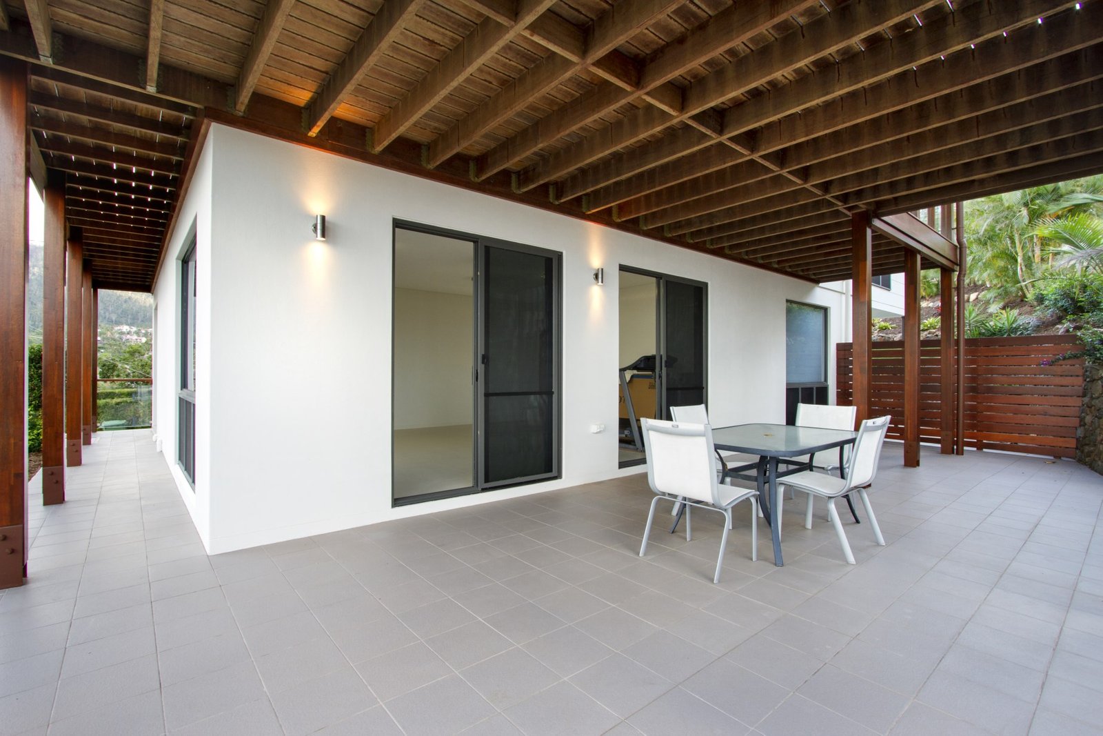 8 Palm Drive CANNONVALE 19