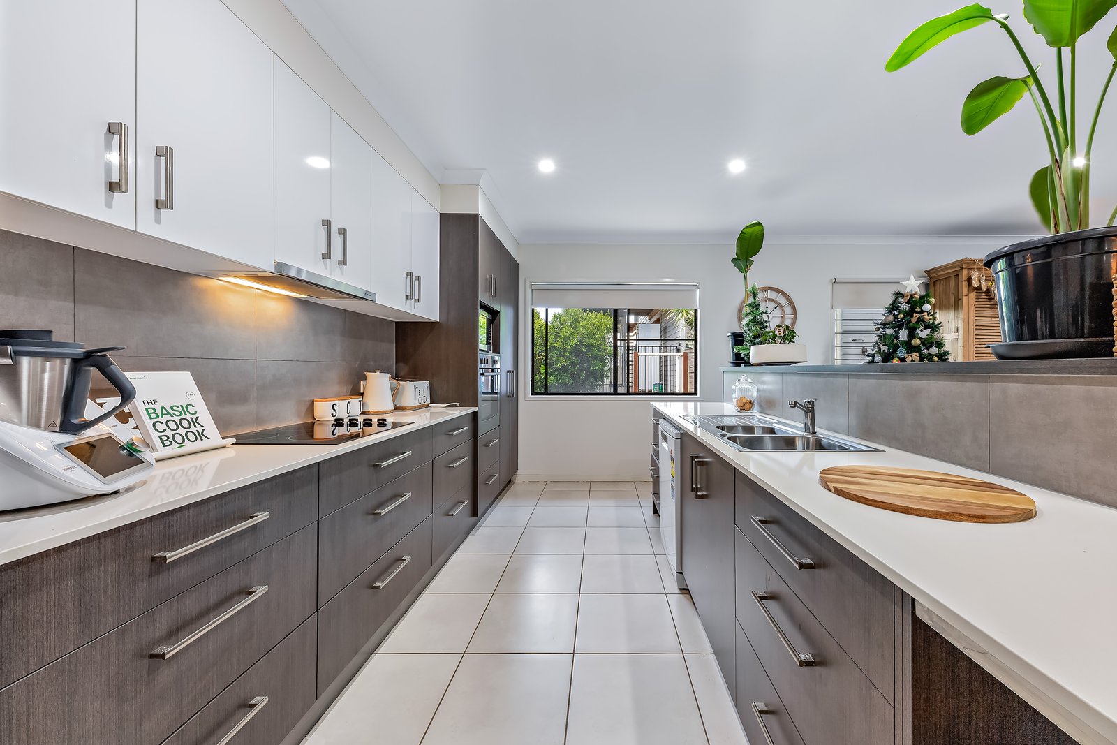 8 Pearl Street CANNONVALE 1