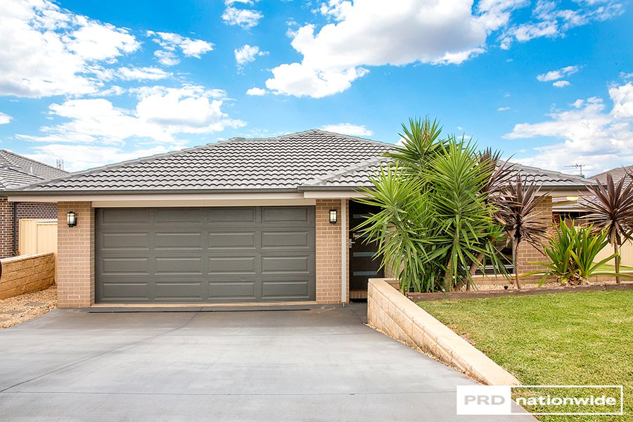 8 Penlee Road TAMWORTH 1