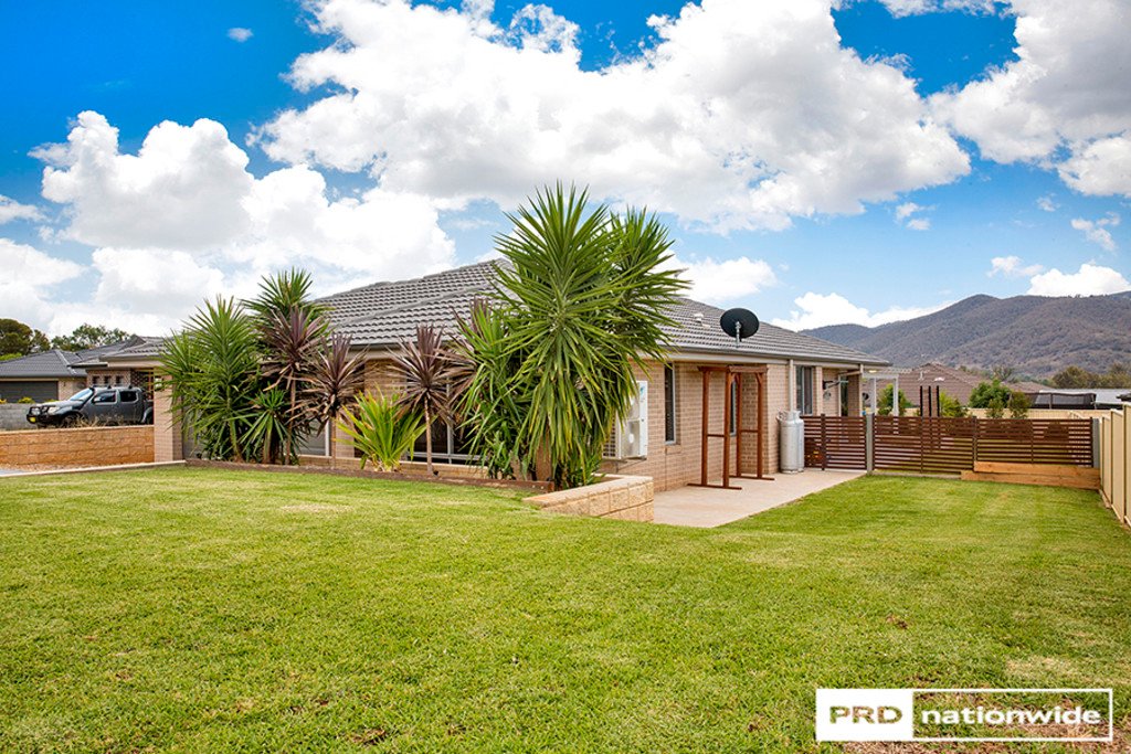8 Penlee Road TAMWORTH 2