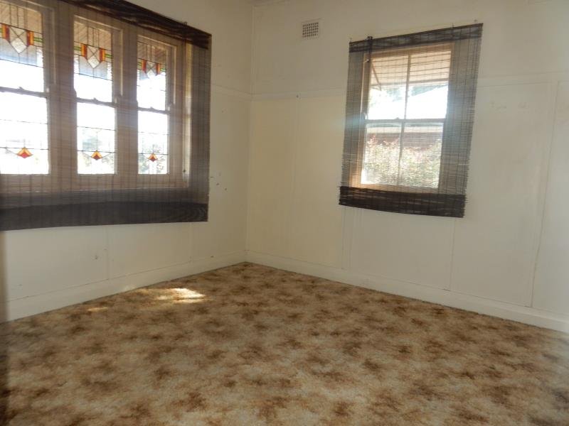 8 Phillip Street TAMWORTH 5