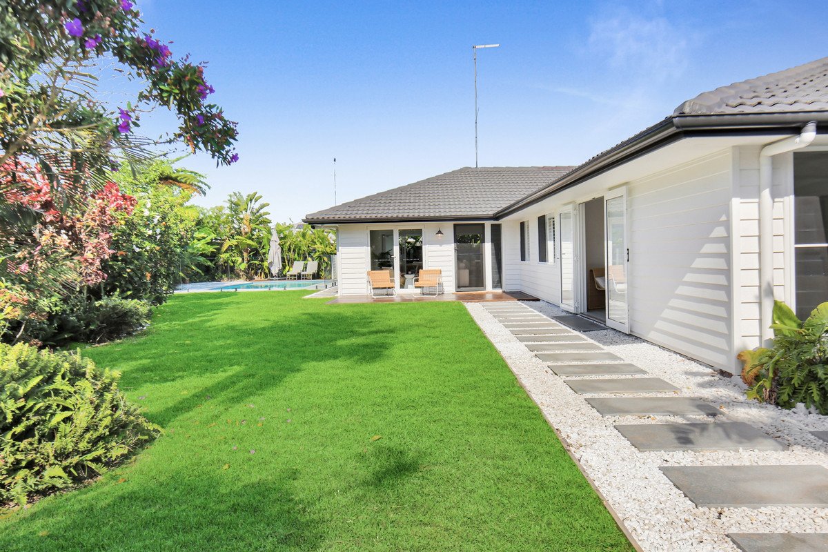 8 Pipit Parade Burleigh Waters 35
