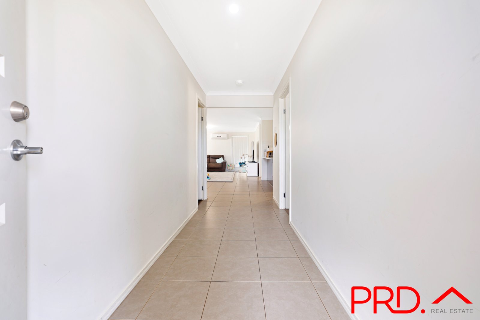 8 Regal Park Drive TAMWORTH 2