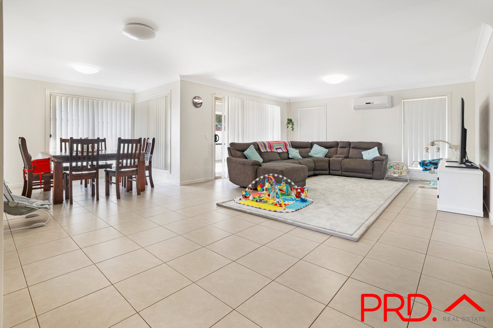 8 Regal Park Drive TAMWORTH 4