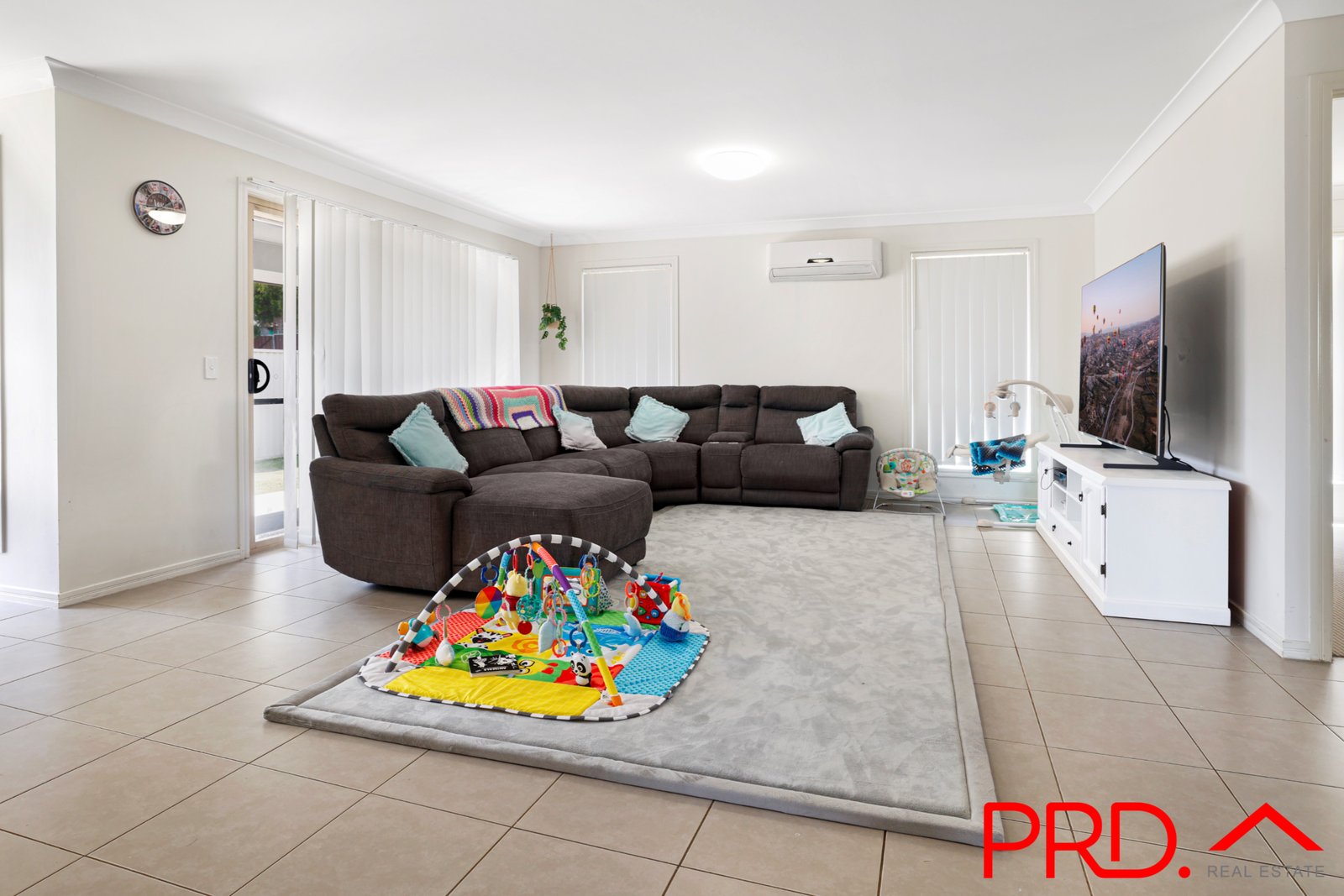 8 Regal Park Drive TAMWORTH 5