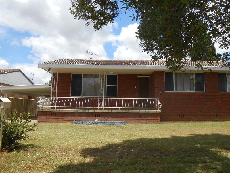 8 Robina Street TAMWORTH 1