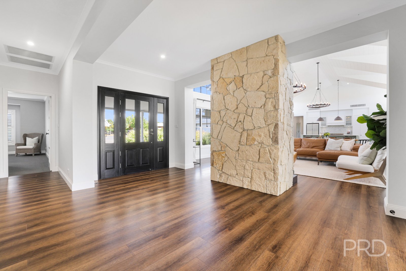 8 Rodeo Drive TAMWORTH 4