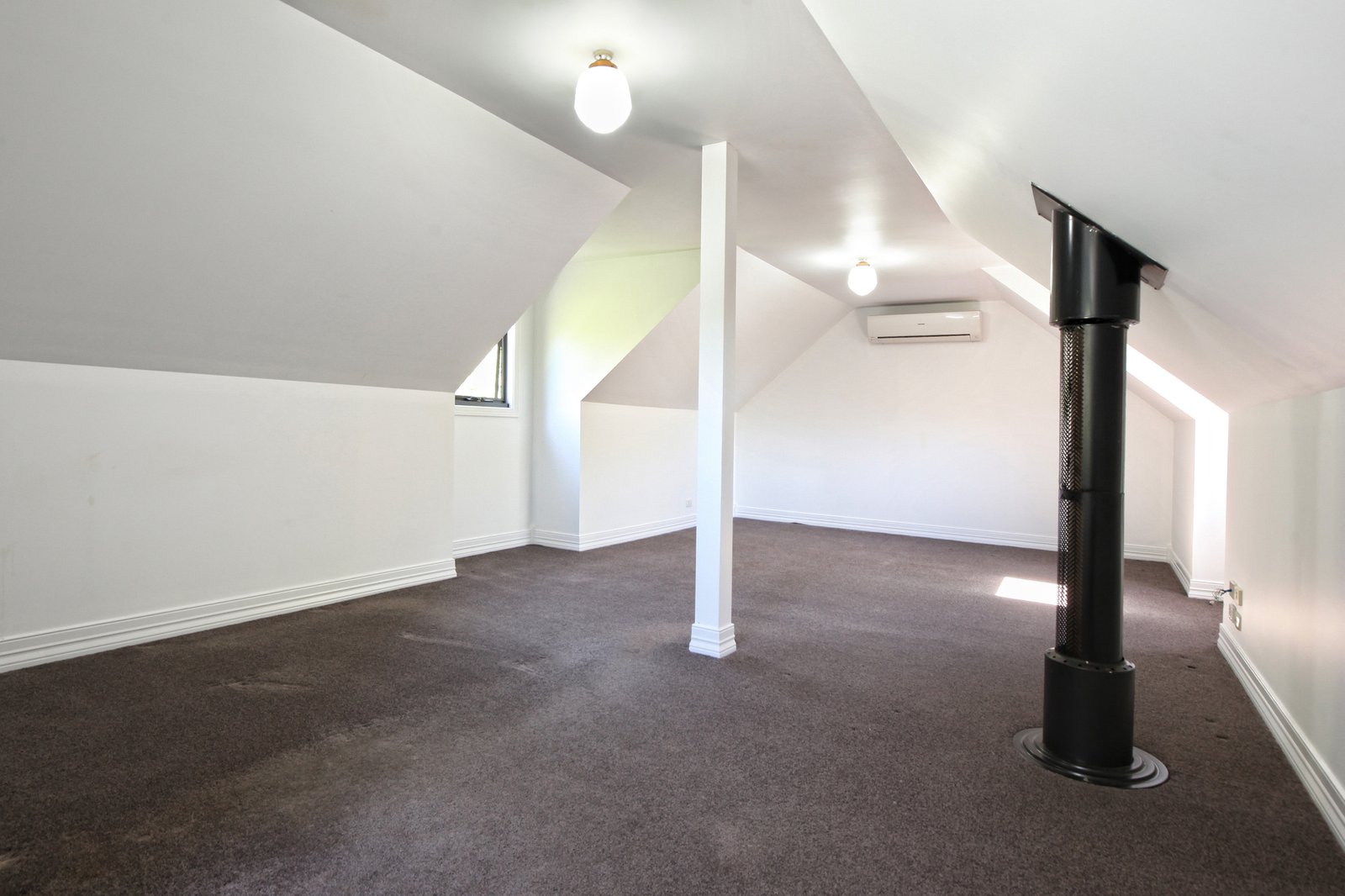 Real Estate and Property in 8 Scotia Place, Woodend, VIC