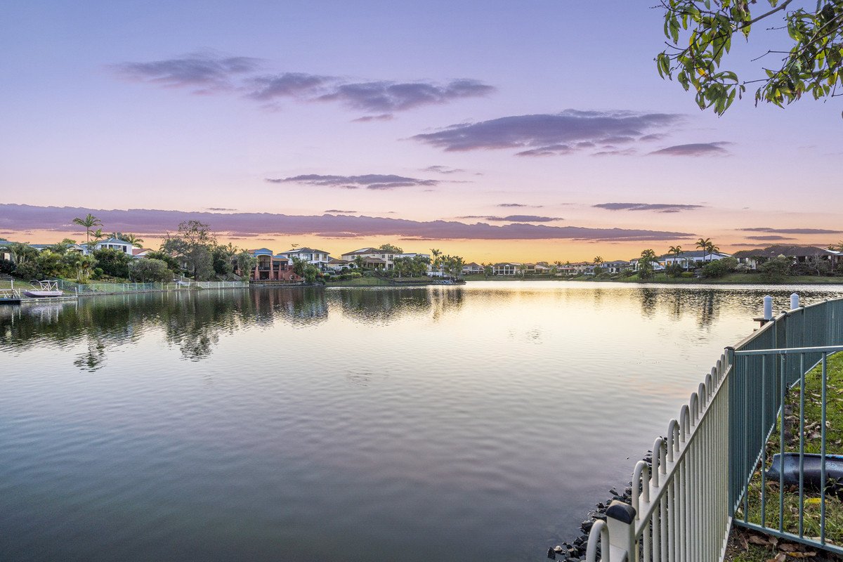 8 Seychelles Court BURLEIGH WATERS 1