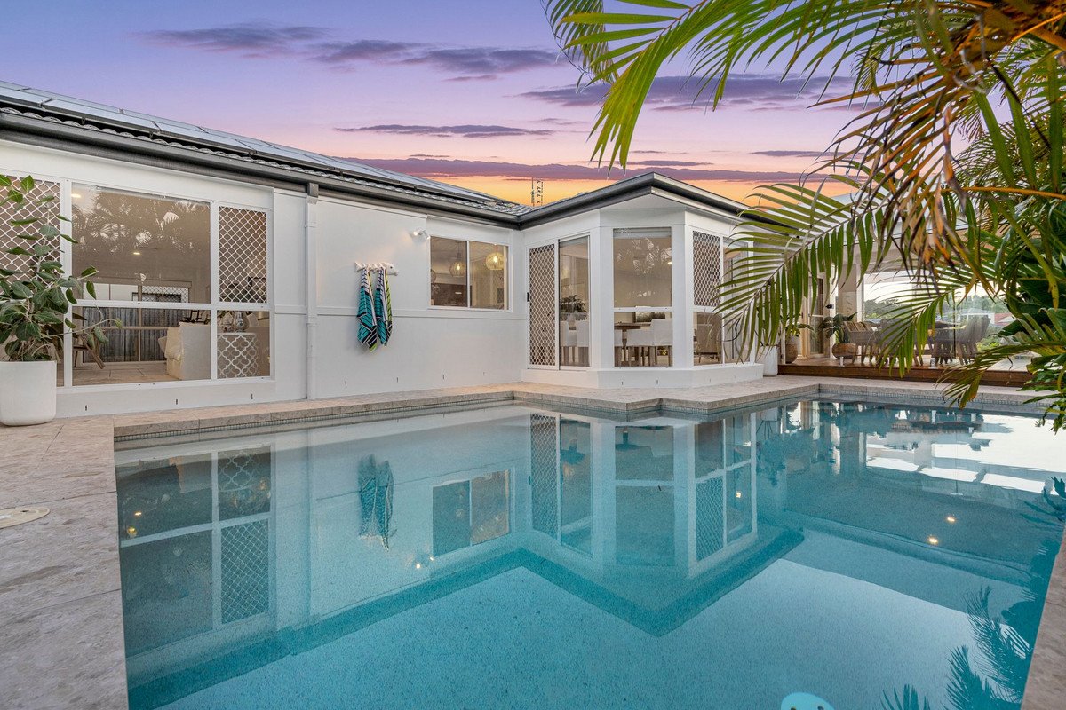 8 Seychelles Court BURLEIGH WATERS 2